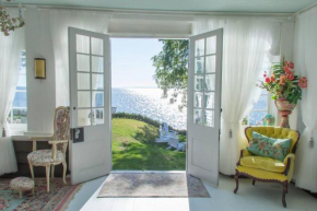 Carmen Elisabeth - Burlington's Charming Fairytale Lake Front Cottage